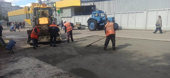Новини Харкова: асфальтують тротуари, під якими проходили ремонти трубопроводів